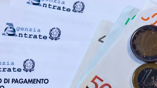 07/12/2012 Imu, tasse sulla casa, euro, moneta, soldi, modello di pagamento unificato, modello unico 740, spesa, crisi finanziaria ed economica.