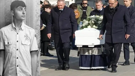 Ryan Poletto e l'arrivo del feretro tra due ali di folla (foto Zaffaina / Pòrcile)