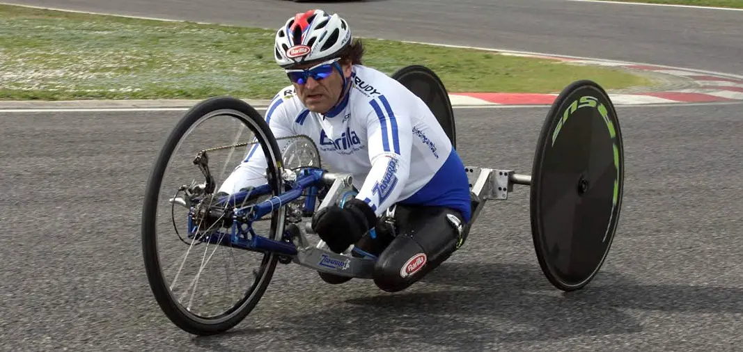 Alex Zanardi, con la sua handbike con cui ha vinto l'oro paralimpico per l'Italia