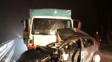 Due terribili immagini del doppio incidente mortale accaduto ieri sulla Roma quando una Ford Fiesta ha sbandato a sinistra ed è stata centrata da un camion