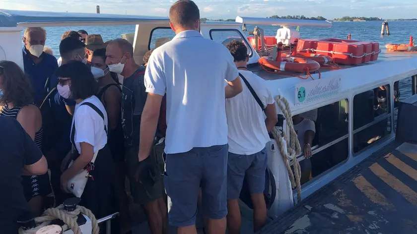 Dipendente Actv colpito alla nuca da due ladre