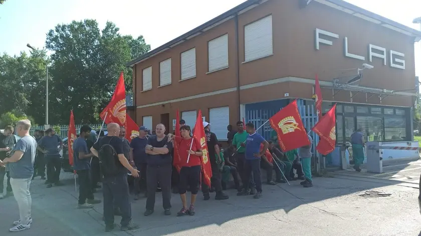 Un presidio sindacale davanti alla Flag di Marcon