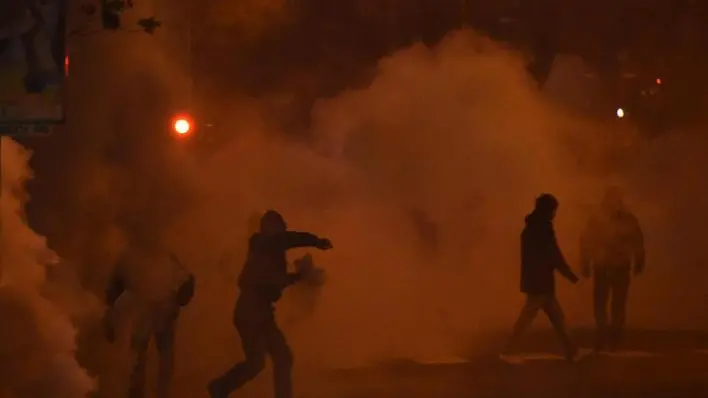 Tifosi atalantini durante gli scontri con le forze dell'ordine all'esterno dello stadio Atleti Azzurri d'Italia di Bergamo al termine della partita del campionato di Serie A Atalanta-Roma, 22 novembre 2014. Atalanta BC's fans during clashes with police outside the stadium Atleti Azzurri d'Italia at the end of the Italian Serie A soccer match Atalanta BC vs AS Roma in Bergamo, Italy, 22 November 2014. ANSA/PAOLO MAGNI