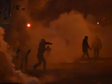 Tifosi atalantini durante gli scontri con le forze dell'ordine all'esterno dello stadio Atleti Azzurri d'Italia di Bergamo al termine della partita del campionato di Serie A Atalanta-Roma, 22 novembre 2014. Atalanta BC's fans during clashes with police outside the stadium Atleti Azzurri d'Italia at the end of the Italian Serie A soccer match Atalanta BC vs AS Roma in Bergamo, Italy, 22 November 2014. ANSA/PAOLO MAGNI