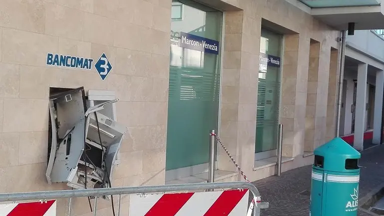 ARTICO - DINO TOMMASELLA - JESOLO - BANCOMAT FATTO ESPLODERE IN PIAZZA DELLA REPUBBLICA