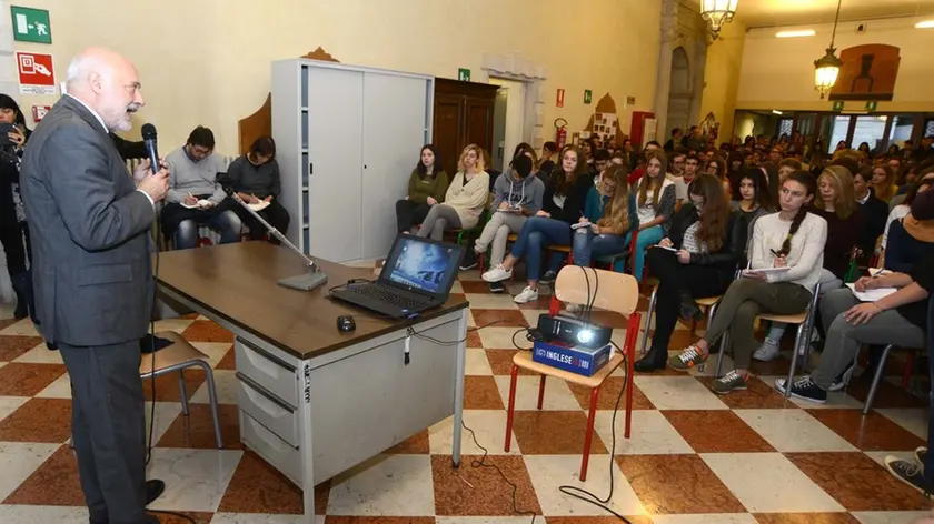 Interpress/M.Tagliapietra Venezia 25.10.2016.- Il Prefetto Domenico Cuttaia e la Preside Annavaleria Guazzieri incontrano gli studenti del Liceo Marco Polo per il casa della Prof. Fiorenza Pontini.