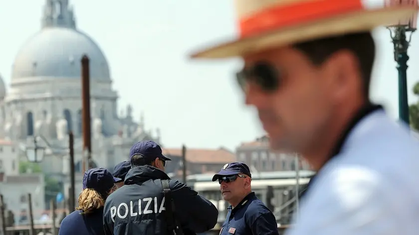 Agenti di Polizia presidiano il pontile nei pressi di piazza San Marco dove nel pomeriggio sbarchera' Benedetto XVI, 7 maggio 2011. Ventiduesimo viaggio in Italia del pontificato per Benedetto XVI, che oggi parte per il Nordest, dove in due giorni visitera' Aquileia, Mestre e Venezia, terzo papa dopo Paolo VI nel '72 e Giovanni Paolo II nell'85 e nel '92. ANSA/DANIEL DAL ZENNARO