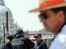 Agenti di Polizia presidiano il pontile nei pressi di piazza San Marco dove nel pomeriggio sbarchera' Benedetto XVI, 7 maggio 2011. Ventiduesimo viaggio in Italia del pontificato per Benedetto XVI, che oggi parte per il Nordest, dove in due giorni visitera' Aquileia, Mestre e Venezia, terzo papa dopo Paolo VI nel '72 e Giovanni Paolo II nell'85 e nel '92. ANSA/DANIEL DAL ZENNARO