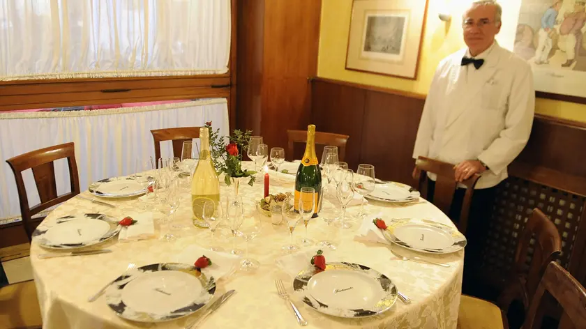 Una tavola apparecchiata in un ristorante al centro di Roma oggi 18 dicembre 2010. Per le feste di fine anno gli italiani stanno ricominciando a brindare con lo champagne. Dopo il tonfo delle vendite del 27,9% nel 2009, con una perdita di 2,6 milioni di bottiglie e 53,4 milioni di euro di fatturato, le bollicine d'oltralpe stanno risalendo la china a prova forse che le ombre della depressione cominciano ad allontanarsi e per una parte di italiani sta tornando la possibilita' e la voglia di spendere un po' di piu' per festeggiare l'arrivo del 2011. ANSA/MAURIZIO BRAMBATTI