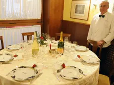 Una tavola apparecchiata in un ristorante al centro di Roma oggi 18 dicembre 2010. Per le feste di fine anno gli italiani stanno ricominciando a brindare con lo champagne. Dopo il tonfo delle vendite del 27,9% nel 2009, con una perdita di 2,6 milioni di bottiglie e 53,4 milioni di euro di fatturato, le bollicine d'oltralpe stanno risalendo la china a prova forse che le ombre della depressione cominciano ad allontanarsi e per una parte di italiani sta tornando la possibilita' e la voglia di spendere un po' di piu' per festeggiare l'arrivo del 2011. ANSA/MAURIZIO BRAMBATTI