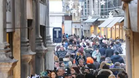 Interpress Pellicani Venezia, 21.02.2012.- Carnevale di Venezia, Veneziani e turisti diretti in Piazza San Marco.-