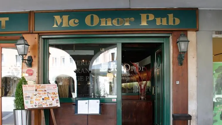 Il McOnor Pub di piazza Ferretto a Mestre è costretto a tenere chiuso a pranzo perché non trova personale sufficiente a coprire i turni