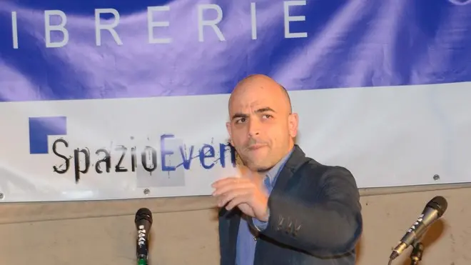 INTERPRESS/GF.TAGLIAPIETRA- ROBERTO SAVIANO PRESENTA IL SUO NUOVO LIBRO IN PESCHERIA A RIALTO. 03.06.2013.-