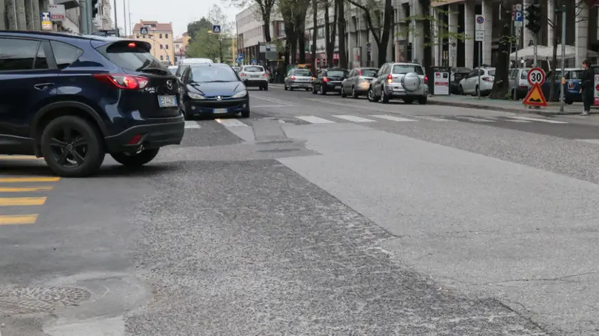 Foto Agenzia Candussi/ Chiarin/ Mestre/ manto stradale dissestato con buche in corso del popolo