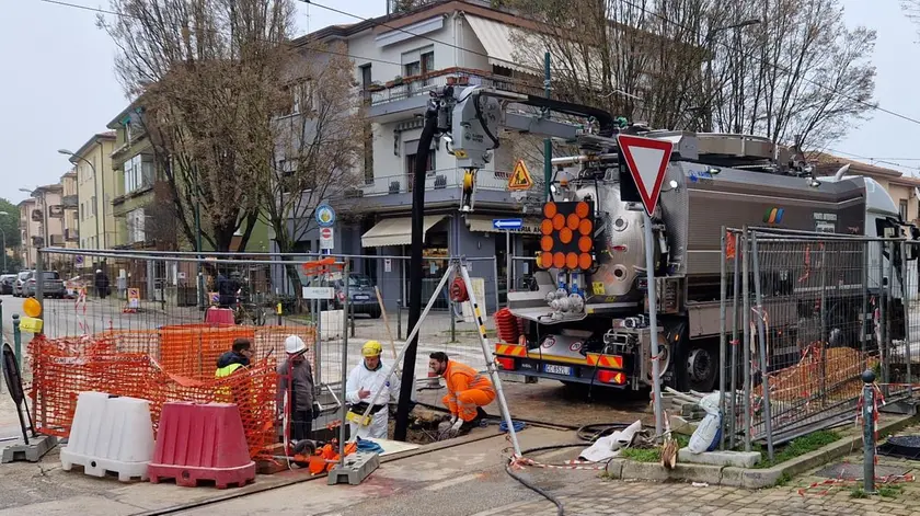 Il cantiere di via San Donà a Mestre: dal 4 marzo vige anche il senso unico alternato