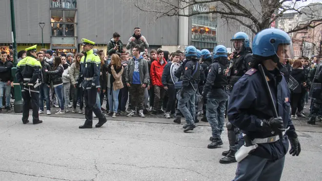 Scontro tra fazioni di giovani Mestrini e Trevigiani in piazza Barche - interviene la polizia in tenuta anti sommossa