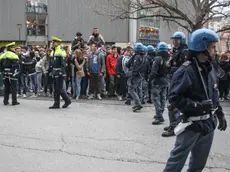 Scontro tra fazioni di giovani Mestrini e Trevigiani in piazza Barche - interviene la polizia in tenuta anti sommossa