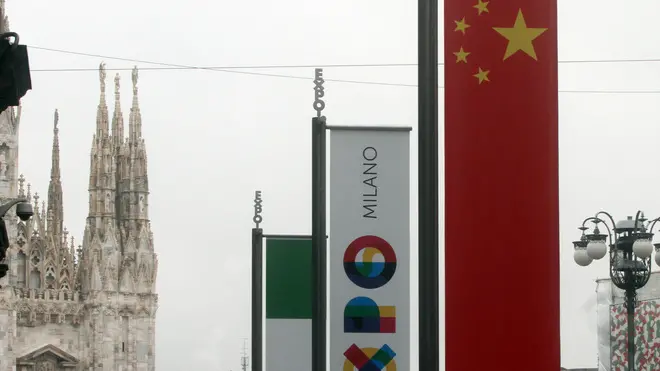 La cerimonia delle bandiere in via dei Mercanti, Milano, 25 ottobre 2011. In occasione della prima edizione dell'International Participants Meeting in vista dell' Expo di Milano 2015 sono state svelate trentadue nuove bandiere dei Paesi del mondo che hanno sottoscritto la lettera di adesione alla kermesse internazionale. ANSA/MATTEO BAZZI