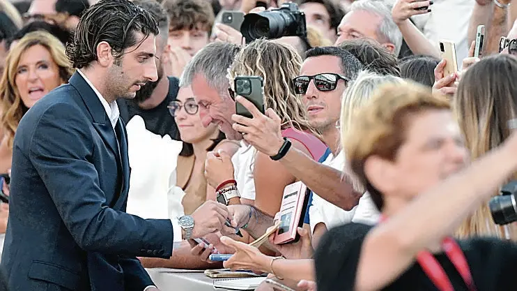 Pietro Castellitto al Lido di Venezia sul red carpet per il suo film “Enea”