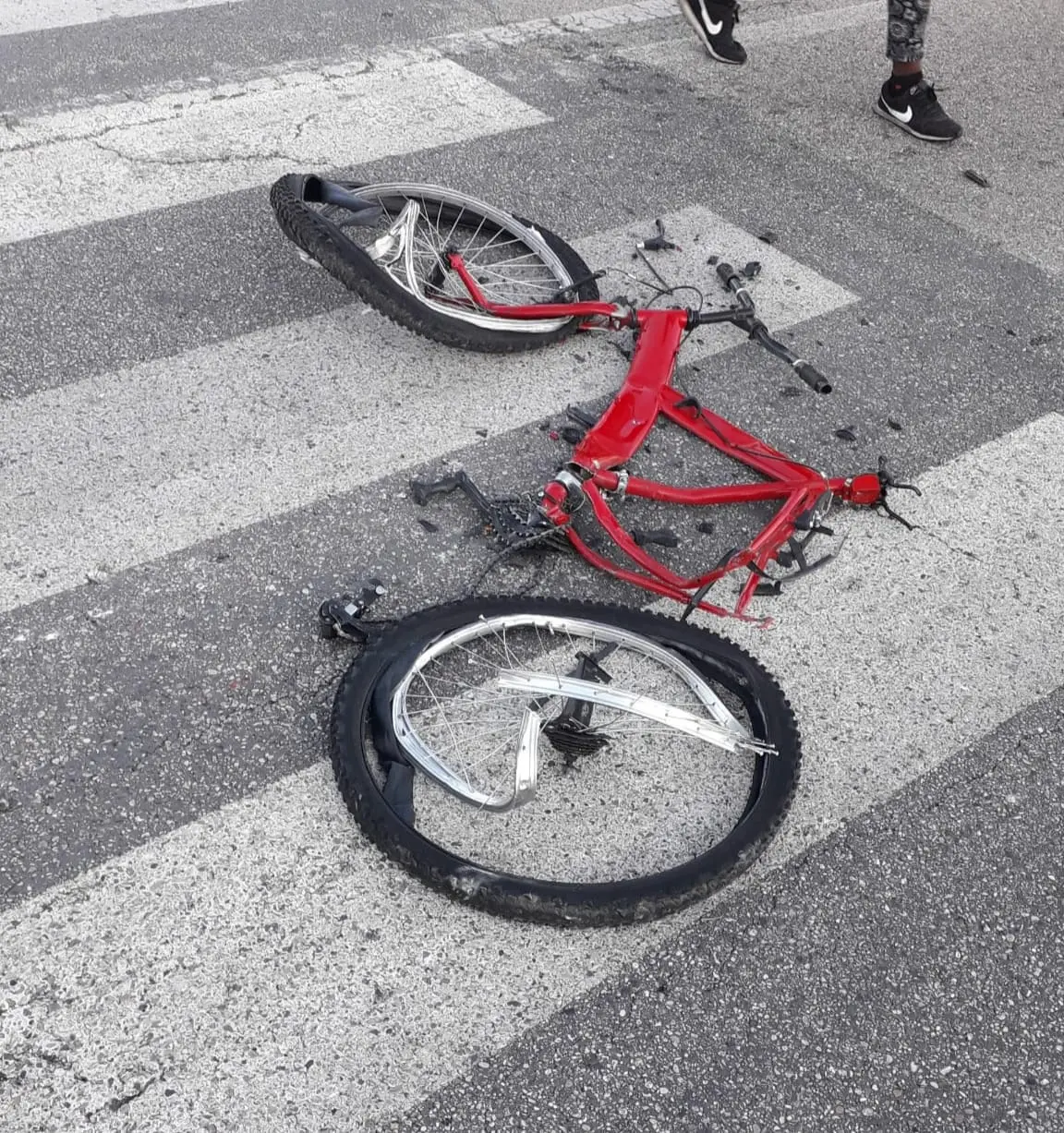 Le tragiche foto dell'incidente in località Staffolo dove una betoniera ha prima centrato un ragazzino di 12 anni in bici e poi si è schiantata contro un furgone, uccidendo le due persone che vi erano a bordo