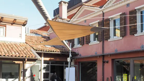 Fotoagenzia Candussi / Ferrazza / Piazzetta Legrenzi , Mestre / Vedute esterne pub Helmut lavori in corso prima dell'apertura