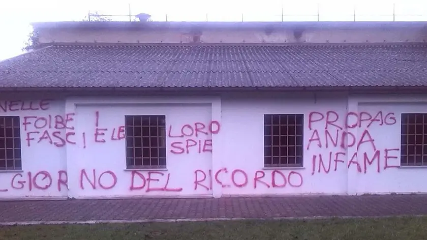 DE POLO - DINO TOMMASELLA - PORTOGRUARO - LE SCRITTE APPARSE SUI MURI DELLA POLIZIA LOCALE E DOPO LA RIDIPINTURA