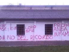 DE POLO - DINO TOMMASELLA - PORTOGRUARO - LE SCRITTE APPARSE SUI MURI DELLA POLIZIA LOCALE E DOPO LA RIDIPINTURA