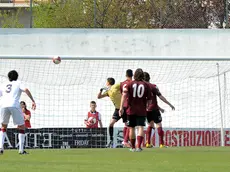 (CRUCCU) PORTOGRUARO 21/04/2013 MATTEO BOEM PORTOGRUARO (MAGLIA GRANATA) VS REGGIANA IL TIRO DEL N¡10 SPROCATI (REGGIANA) SULLA TRAVERSA