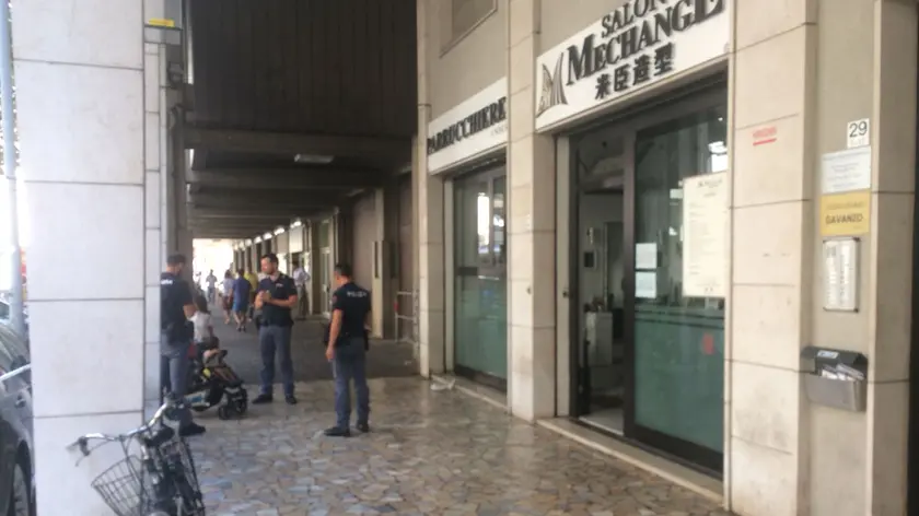 La polizia all'esterno del negozio di parrucchiere