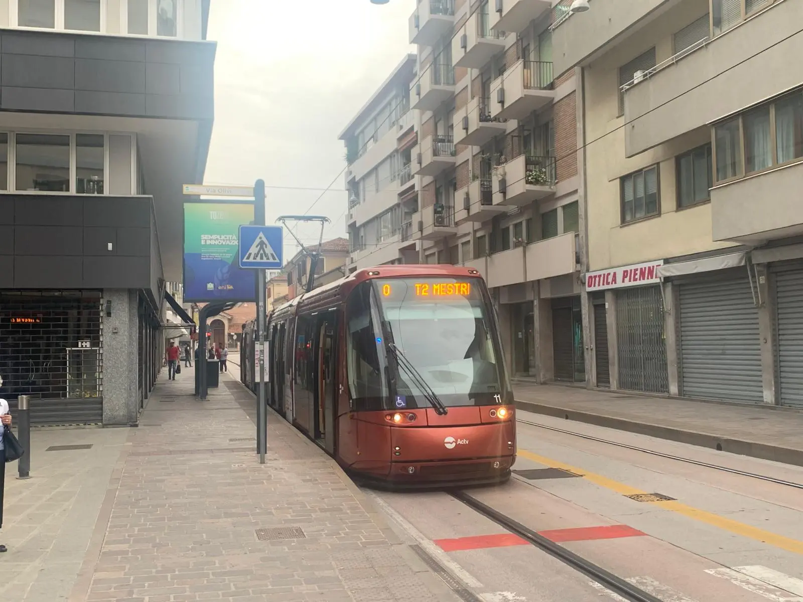 Il tram fermo a causa della manifestazione