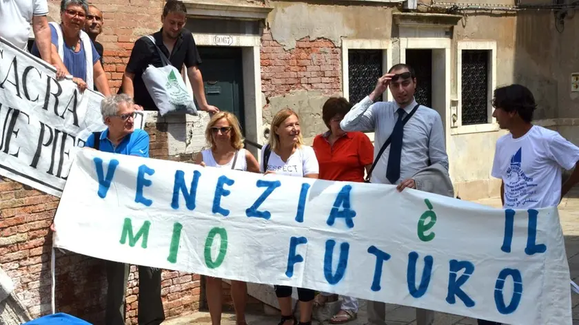 Interpress/Mazzega Venezia, 02.07.2016.- "Venezia ha un futuro", teli colorati esposti in centro storico si iniziativa del gruppo 25 Aprile, FAI e Italia nostra.- Nella foto in Campo S.Maria Nova