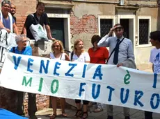Interpress/Mazzega Venezia, 02.07.2016.- "Venezia ha un futuro", teli colorati esposti in centro storico si iniziativa del gruppo 25 Aprile, FAI e Italia nostra.- Nella foto in Campo S.Maria Nova