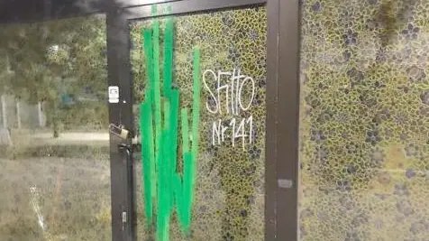 Una vetrina segnate con la vernice verde bambù nel centro urbano: la denuncia dell’artista milanese mette in luce un tema