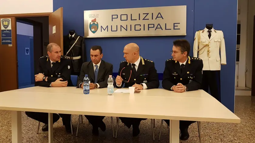 La conferenza stampa di vigili e Comune