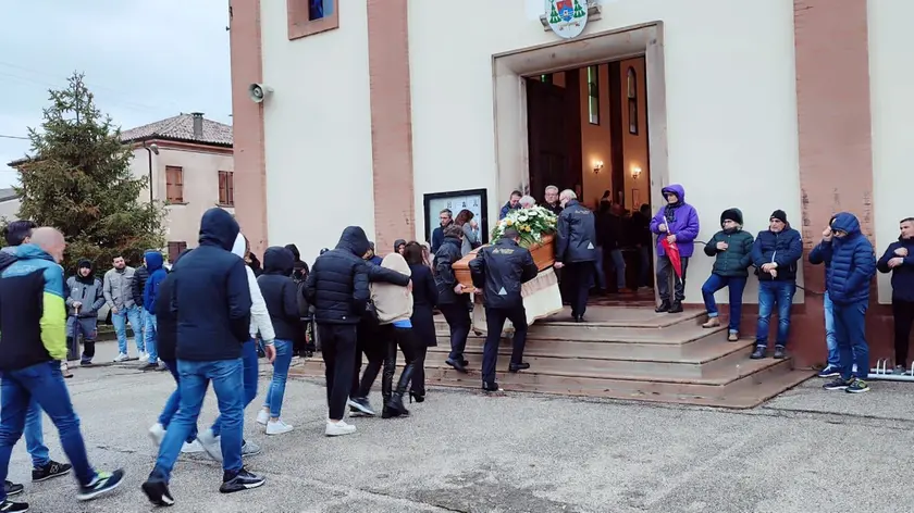 L'ingresso del feretro in chiesa a Boscochiaro