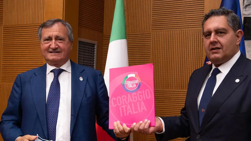 Giovanni Toti e Luigi Brugnaro (S), nel corso della presentazione del nuovo soggetto politico e gruppo parlamentare ÔCoraggio ItaliaÕ a Roma, 27 maggio 2021. MAURIZIO BRAMBATTI/ANSA