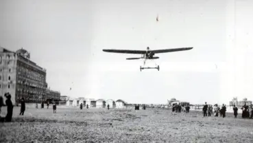 In alto l’aereo che decolla Sotto il titolo il Farman II in volo sul Lido