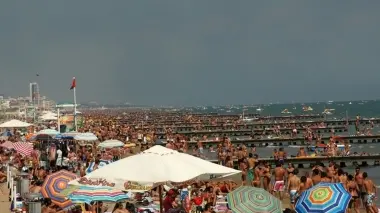 Spiaggia affollata a Jesolo come in tutto il litorale