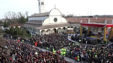 Pellegrini davanti alla basilica di Motta di Livenza per il Giubileo