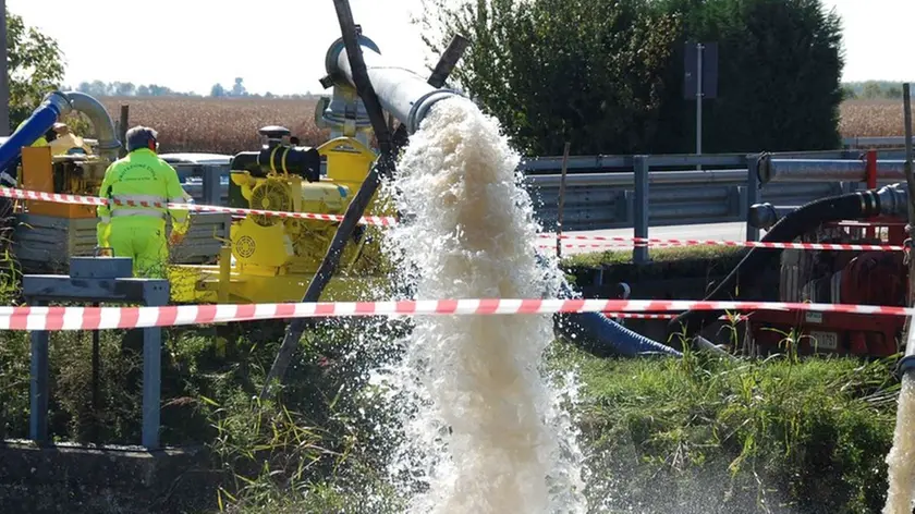 MORSEGO LUGO: LE POMPE DEI FIGILI DEL FUOCO CHE SCARICANO L'ACQUA IN ECCESSO 28/09/2007 © LIGHTIMAGE