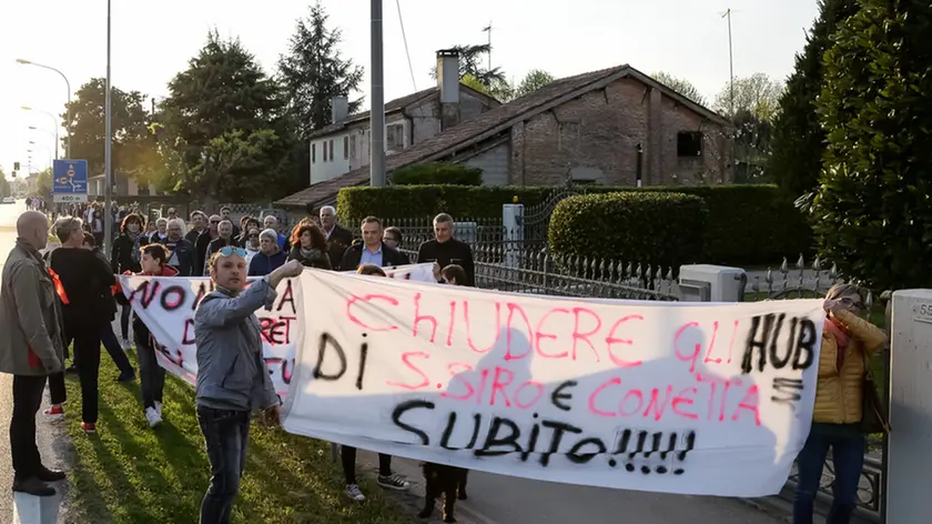 Bagnoli, 01.04.17 - Marcia cittadina contro la violenza alle donne e chiusura dei centri migranti. Nella foto: momenti della manifestazione