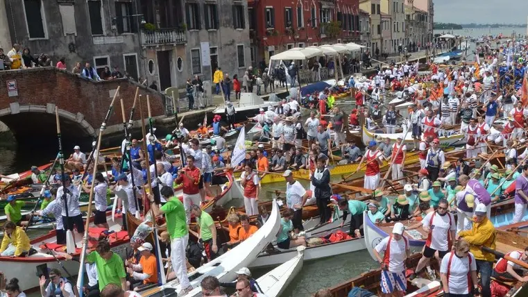 INTERPRESS/GF.TAGLIAPIETRA.-VOGALONGA 2013. PIOGGIA SOLE E POI INTASAMENTO IN RIO DI CANNAREGIO.