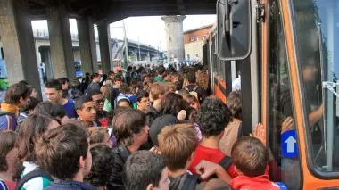 Studenti ammassati tentano di salire sull’autobus