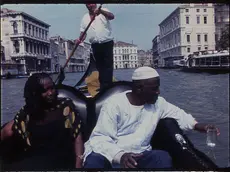 Cousin, cousine Mariama e Damourè sul Canal Grande © Jocelyne Rouch