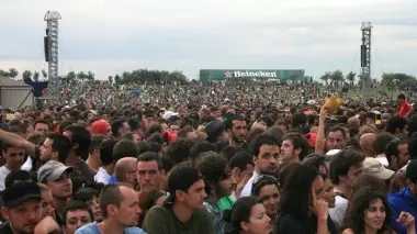 Folla al Jammin’ Festival e a sinistra il palco per i concerti