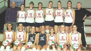 PROMOSSE. La formazione del Dolo Ambrosiana protagonista della stagione nel campionato di serie D concluso con la sospirata promozione. Beniamino Favaro e Andrea Boaretto sono gli allenatori