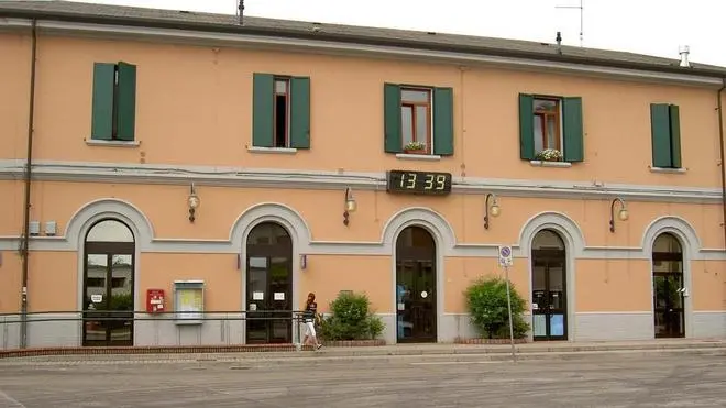 COLUCCI FGAVAGNIN SAN DONA DI PIAVE STAZIONE FERROVIA MARCIAPIEDI SCONNESSI - L'esterno della stazione ferroviaria di San Dona'