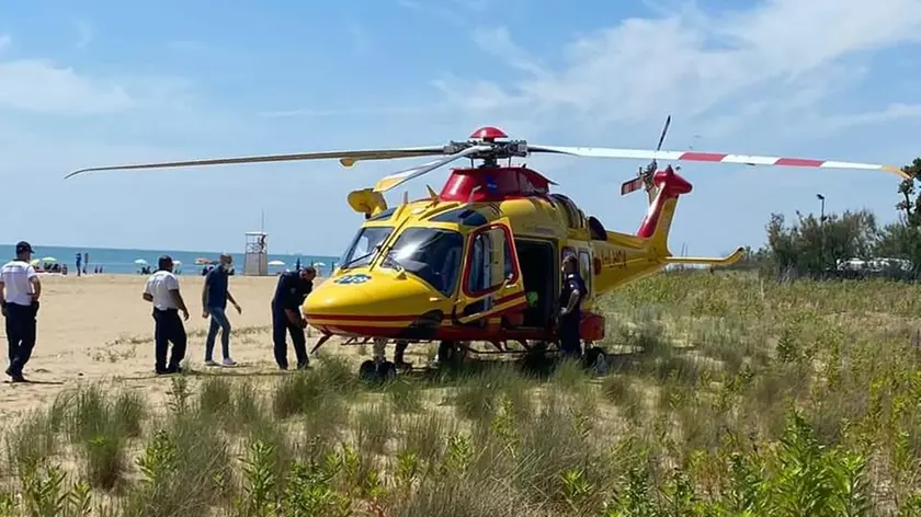 L’elisoccorso è atterrato nei pressi della spiaggia di Punta Sabbioni
