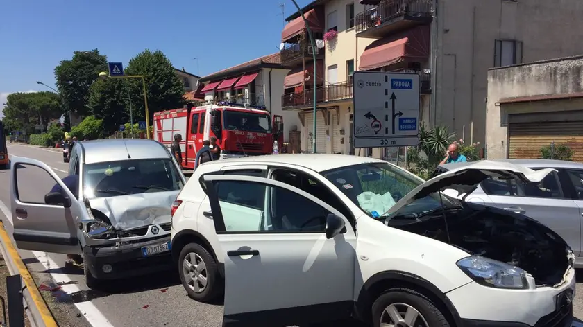 Il tamponamento in via Nazionale, a Mira (foto Pòrcile)