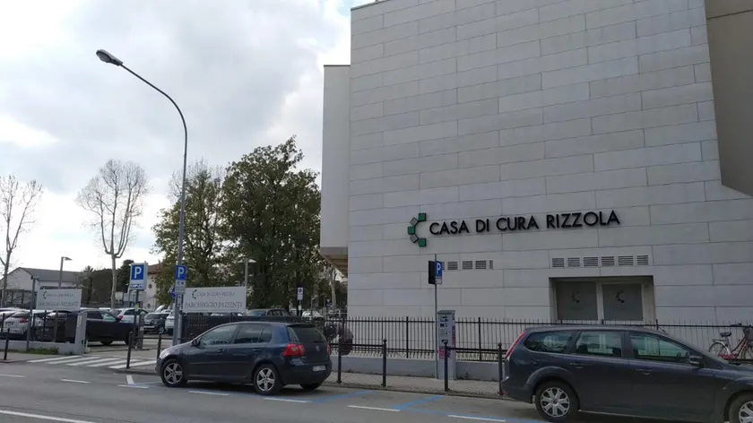 La casa di cura Rizzola di San Donà dove avvenne l'intervento in seguito al quale morì un'anziana